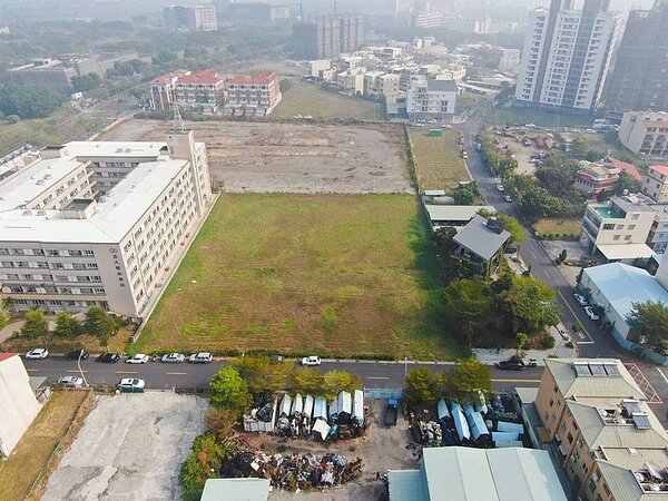 遠雄搶下標楠梓高雄大學藍田西段的1861.5坪住三土地。圖/高雄地政局提供