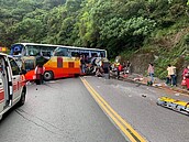 蘇花遊覽車撞山壁原因待查　新北交通局籲：公總召回同公司車輛檢驗