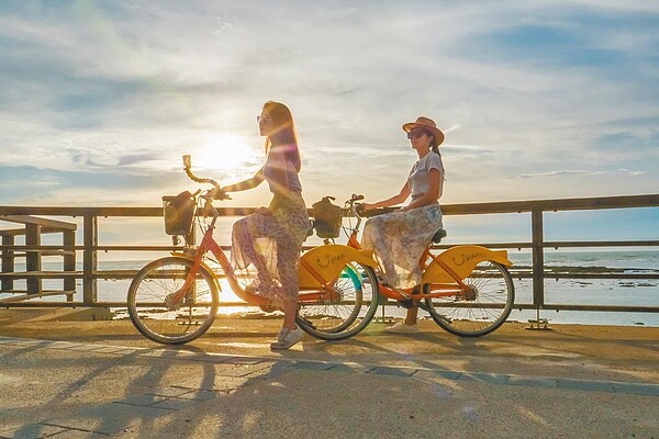 新北市YouBike免費走入歷史,不過轉乘大眾運輸與使用1280月票,仍維持免費。(新北市交通局提供/葉德正新北傳真)