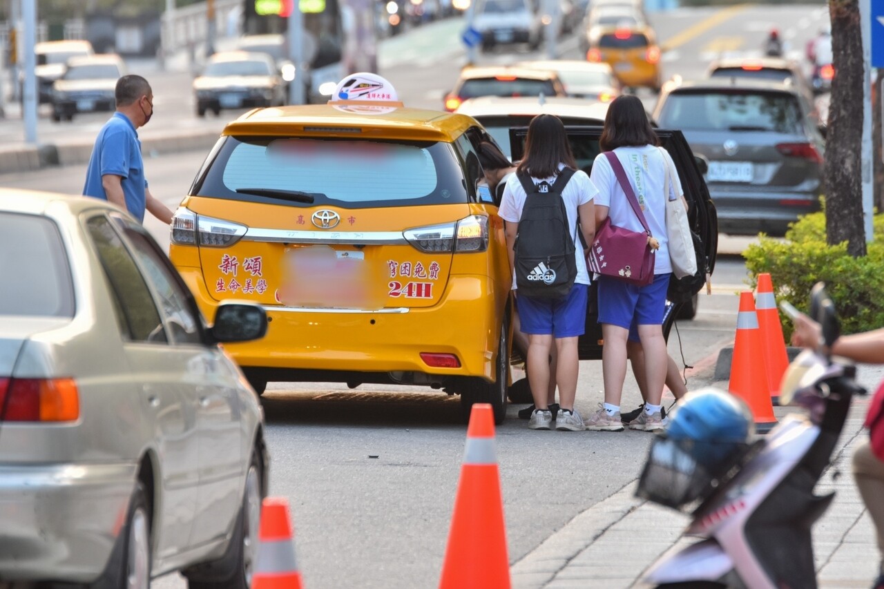 計程車司機臨停路邊讓乘客上下車，常常成為被檢舉目標。圖／聯合資料照