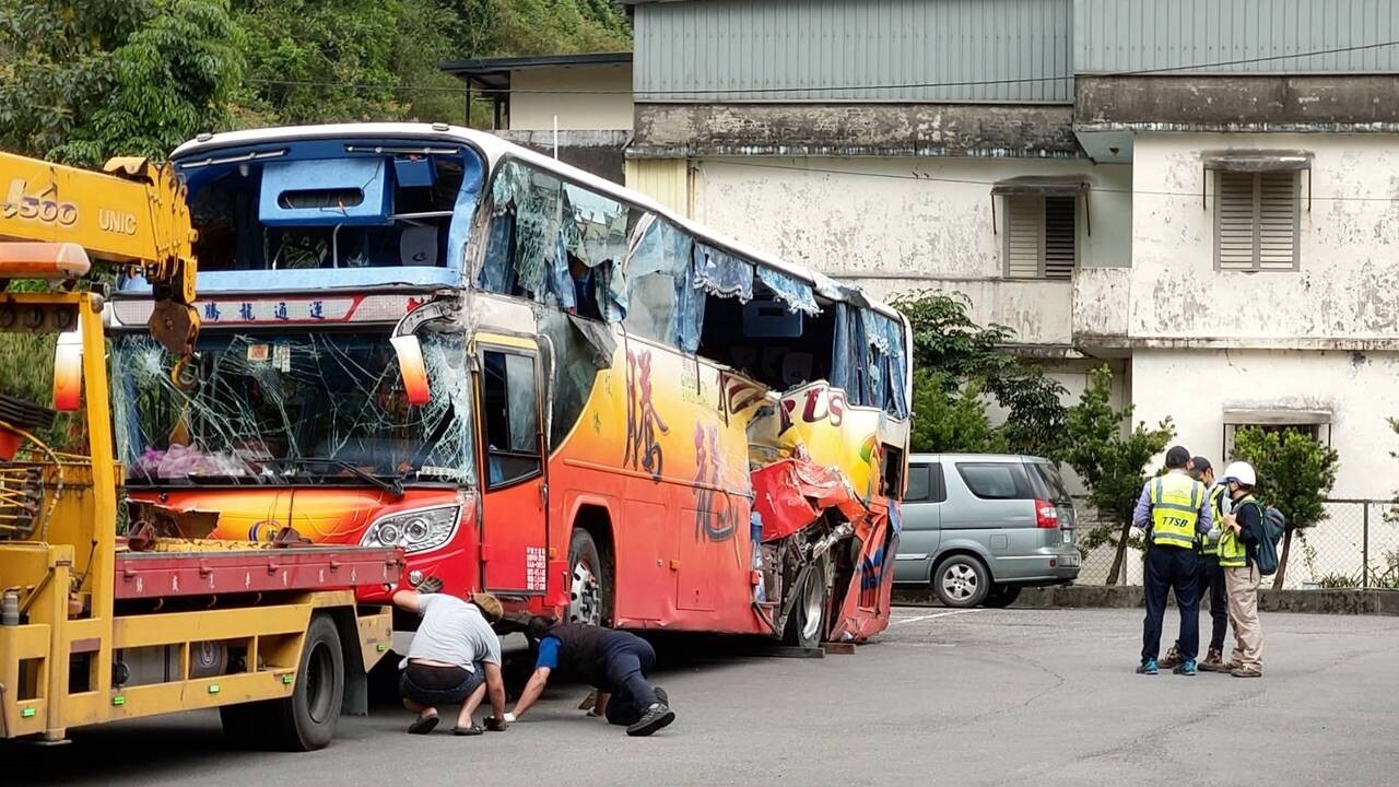 新北市騰龍通運公司的遊覽車在蘇花公路自撞山壁，釀成乘客6死、39傷。圖／聯合資料照