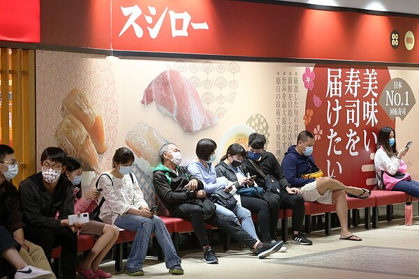 為了免費吃壽司,昨天全台有上百人改名稱「鮭魚」;台中市一名女大生改名叫「鮭魚丼飯」。圖為壽司郎高雄夢時代分店排隊人潮。記者劉學聖/攝影