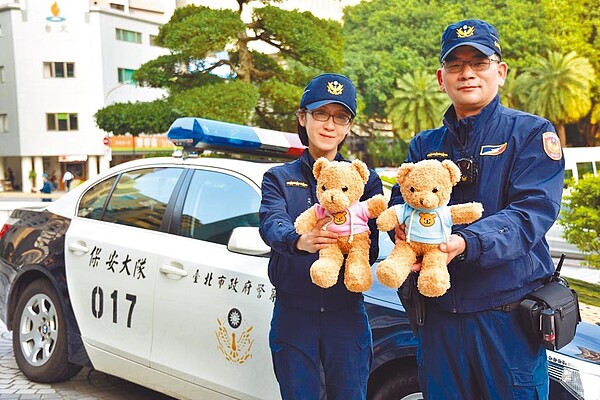 可愛的小熊布偶，17日起將成為北市警車的配備。（圖：北市警局提供，文：陳鴻偉）