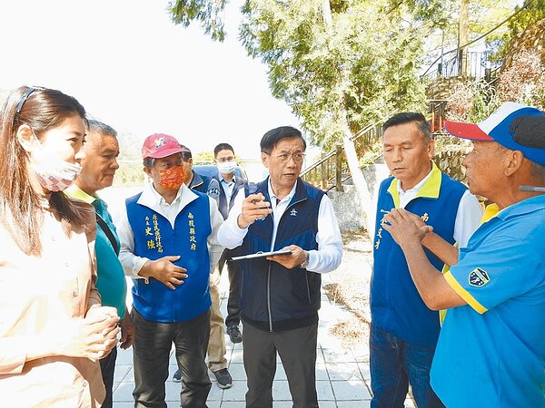 南投縣長林明溱(中)、立委許淑華(左),17日到信義鄉會勘。圖/南投縣政府提供