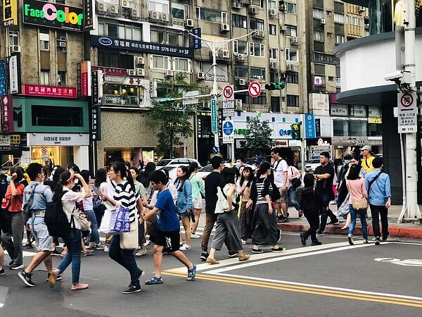 業者表示,東區的人潮有明顯回升,空店率也下降許多。圖/北市商業處提供