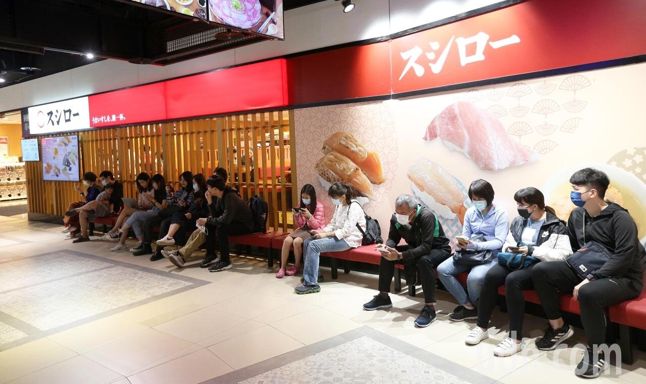 國內知名壽司店祭優惠推出諧音哏活動，只要姓名中有「鮭魚」同音同字者，可享免費，每桌上限6人，圖為壽司郎高雄夢時代分店排隊人潮。記者劉學聖／攝影