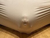 兒子突然沒聲音…他察看驚見沙發套恐怖人臉　網友嚇：這圖有尖叫聲