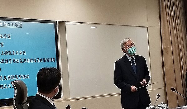 央行總裁楊金龍宣布第一季理監事會議決議利率「連四凍」,上修今年經濟成長率為4.53%。圖/好房網News記者林和謙攝