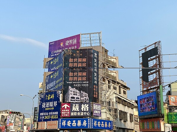 在房屋的行銷廣告中常見「捷運宅」、「挑高4米2」、「大視野」、「大坪數花園游泳池公設」等宣傳用語。這些介紹究竟是合法?還是非法?台中市法制局建議消費者保留廣告文宣。圖/台中市法制局提供