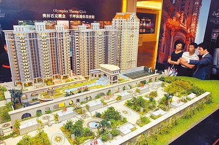 兩波選擇性信用管制、實價登錄2.0納管紅單,加上房地合一2.0納入預售屋並拉長重稅年限,政府「打炒房滿漢全席」陸續上菜,商總主席賴正鎰直言,今年全年預售屋交易量將大減3成。(本報資料照片)