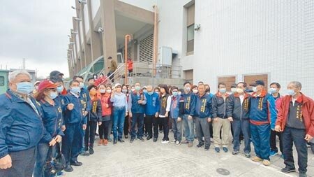 新北市議員李翁月娥18日下午2時，在蘆洲排水站前舉行「反水肥進蘆洲」會勘，蘆洲區20名里長和大批民眾到場表示抗議。（戴上容攝）