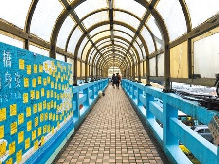 基隆市中心「基一信橋」將於20日凌晨拆除,市府設立的留言板,也早已寫滿道別的話。(陳彩玲攝)