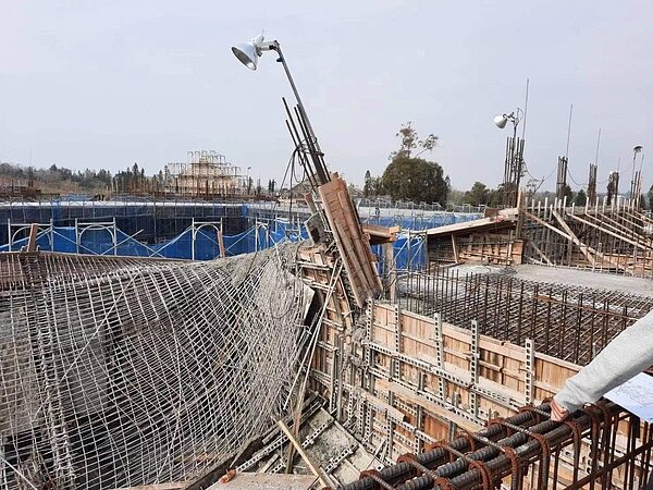 開瑄國小校舍新建工程昨晚在進行混凝土澆置,在B區二樓視聽教室屋頂模板有異樣,現場施工中人員緊急撤離,沒想到人員撤離後約15分鐘屋頂模板立即塌陷。圖/金門縣府提供