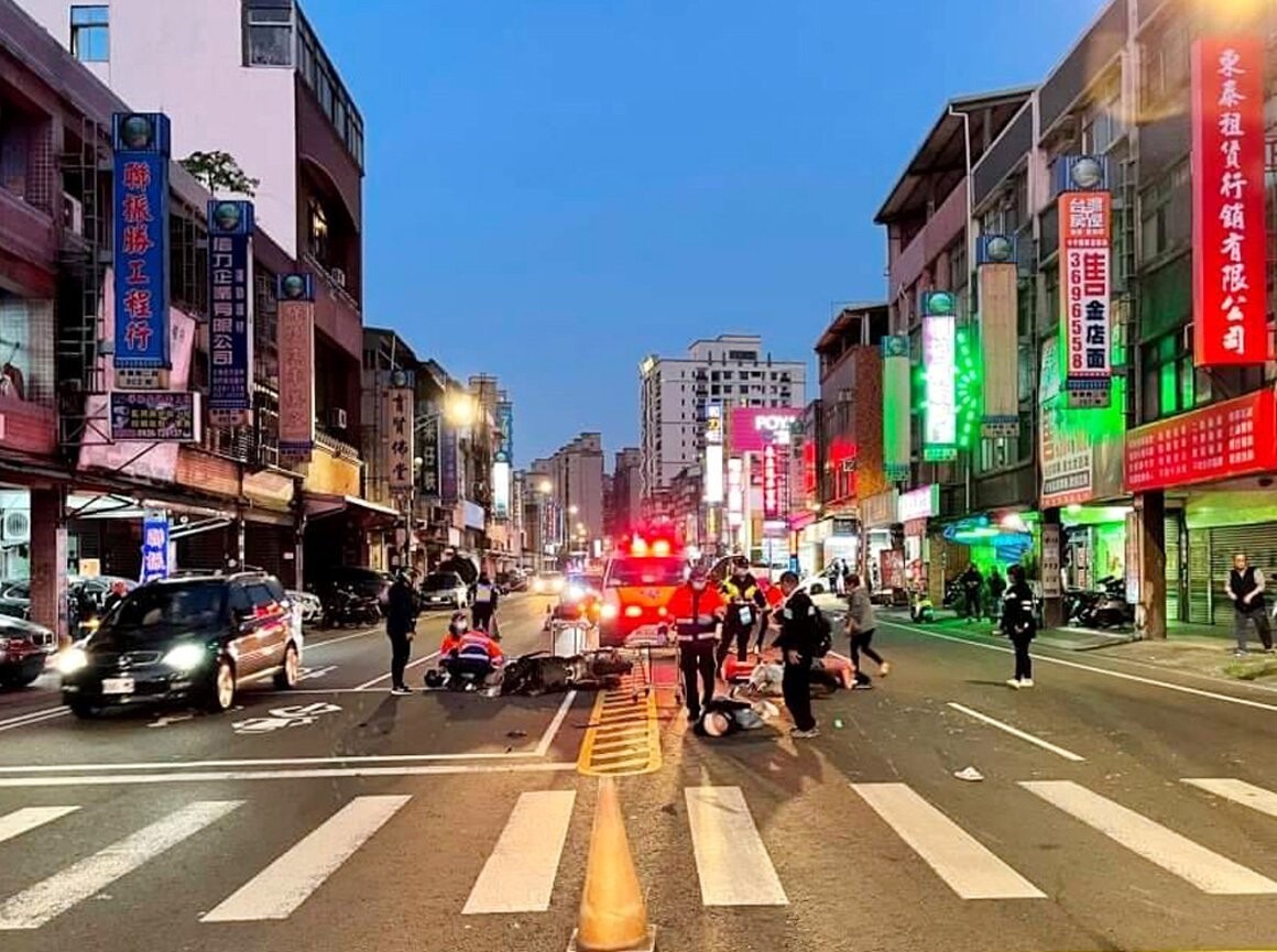 桃園市張姓大學生騎機車在龜山萬壽路二段810巷口前，與吳姓女騎士發生車禍，吳女不治，張依過失傷害致死罪嫌偵辦。記者曾增勳／翻攝