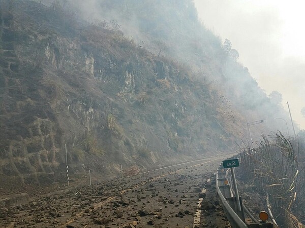 台18線66-76K因落石封閉,如欲至阿里山國家森林遊樂區,請用路人改道台21線走新中橫上山。圖/阿里山國家森林遊樂區提供