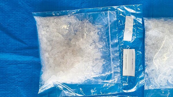 台灣與日本警方合作破獲173公斤安非他命走私案，逮捕涉嫌運毒的4名台籍嫌犯，日本檢方昨提起公訴，並召開破案記者會。警方懷疑幕後毒梟為日本、台灣黑幫合資，大陸製毒，再走私到安毒價格較高的日本販售。（胡欣男翻攝）（《中國時報》提醒您：拒絕毒品 珍惜生命）