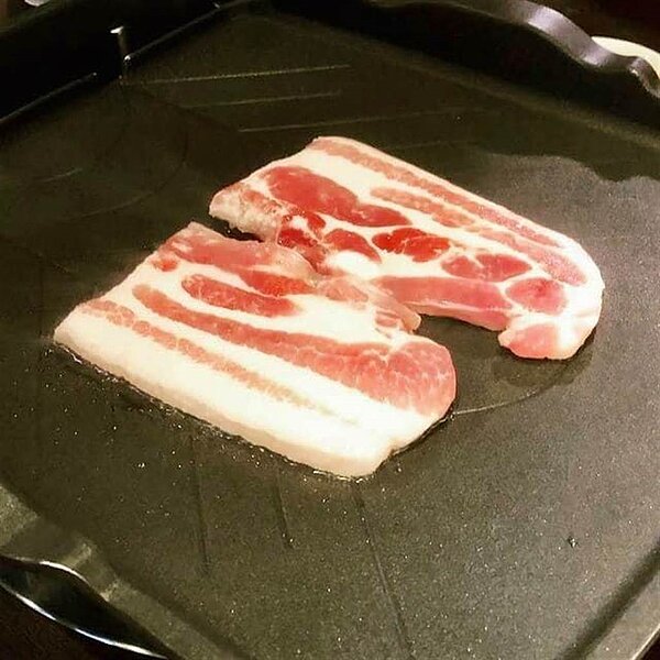 民眾到天母一間韓式料理用餐,卻抱怨所點的石燒豬五花分量不如預期。圖/翻攝《爆怨公社》