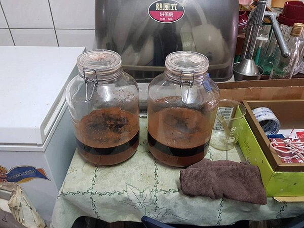 警方在張姓男子住處搜出的不明藥劑。圖/記者林保光翻攝