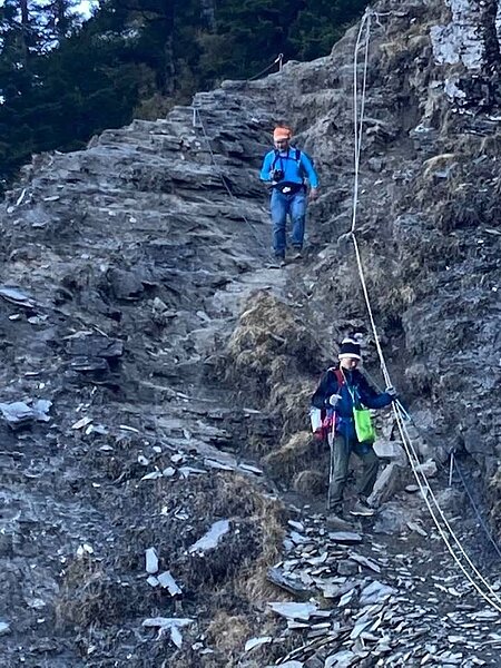 氣象局員工摸黑上奇萊稜線進行自動測站維修。圖/取自鄭明典臉書