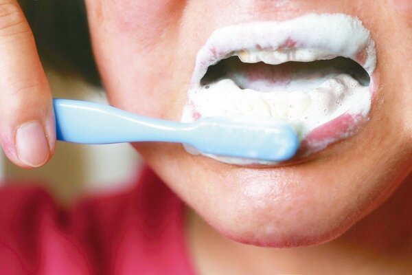 刷完牙用清水漱掉牙膏泡泡，錯！錯！口腔照護專家表示，使用1000ppm以上含氟牙膏後，要讓口內的氟離子濃度維持，最標準的作法是「不要漱口」。圖／聯合報資料照片
