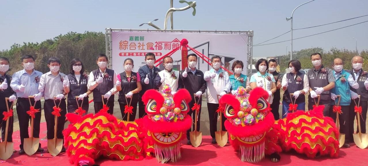 今天上午耗資1.22億元的嘉義縣民雄綜合社會福利館正式動土,由縣長翁章梁(中)等人主持社福館祈福動土典禮。記者莊祖銘/攝影