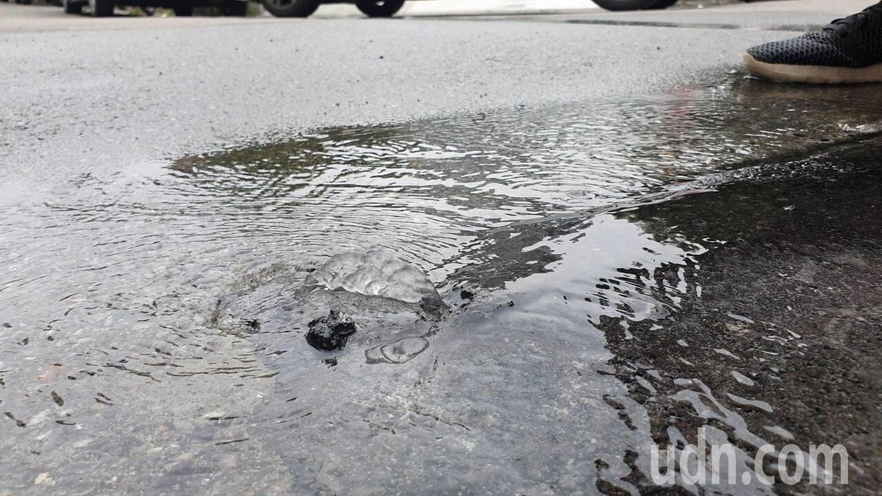桃園區陽明社區陽明一街上,自15日起陸續有4處區域開始滲水。圖/聯合資料照