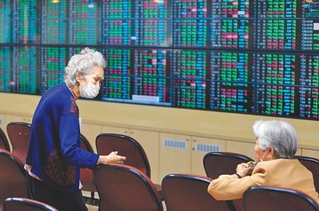 台北股市19日受美股跌勢干擾大盤開低，加權指數終場收在16070.24點，大跌217.6點，號子裡投資人在一片綠油油的螢幕前交換意見。（季志翔攝)
