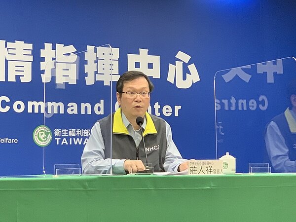 華航2名機組員2月底違反居家檢疫規定外出,疫情指揮中心發言人莊人祥表示,已授權民航局依法開罰新台幣10萬至100萬元。記者陳碧珠/攝影