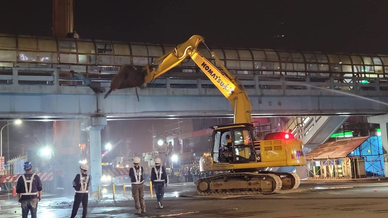 「基一信橋」今天凌晨啟動拆除，以48小時不斷電效率拆除天橋，降低交通衝擊。圖／聯合資料照