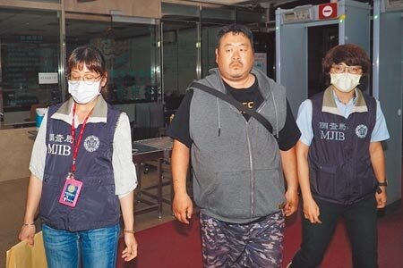 卉欣有限公司涉嫌重複使用同性質的環境清潔打掃前、後對比照片向公燈處詐領履約款的負責人謝信輝妹夫陳俊豪,被移送北檢複訊。(張孝義攝)