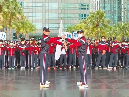 全國原住民族運動會19日展開，新北市長侯友宜授旗予新北市代表隊林慶勝總教練，鼓勵選手爭取好成績。（王揚傑攝）