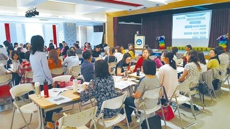 高市府教育局與相關局處合作,除了每個月定期召開中輟專案檢討會議,由重點學校逐一報告中輟個案情況,再由學諮中心督導、少年警察隊及社會局等相關局處跨單位提供建議與協助。