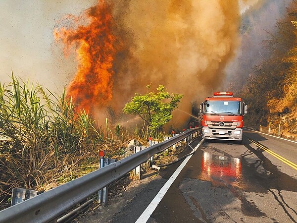 嘉義縣達邦公路18日下午發生林班地火警，一路延燒至阿里山公路下邊坡，消防人員在台18線布水線防止。（嘉義縣消防局提供／張亦惠嘉縣傳真）