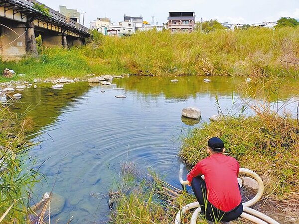 避免消防栓因停水而無水可用影響救災,苗栗縣大湖消防分隊近日清查鄉內可供備用的水源分布、流量或蓄水情形,並實地確認、操作該水源是否可供消防車或移動式泵浦直接抽取。(苗栗縣消防局提供/巫靜婷苗栗傳真)