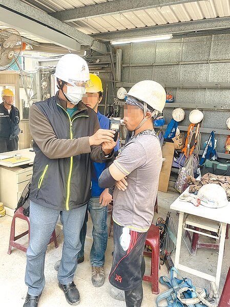 新北市勞檢處稽查工地內勞工是否有飲酒。(新北市勞檢處提供/葉書宏新北傳真)