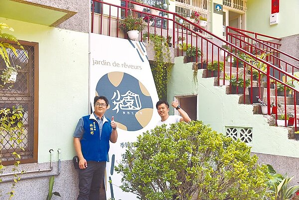 南投縣長特助林儒彬(左)表示,很高興能看到懷抱文創夢想的年輕人願意回鄉創業,進駐中興新村活化老舊空間,帶動中興新村整體的發展。(南投縣政府提供/黃立杰南投傳真)