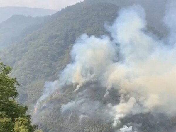 新竹尖石驚傳森林大火，火勢還在快速蔓延。記者巫鴻瑋／翻攝