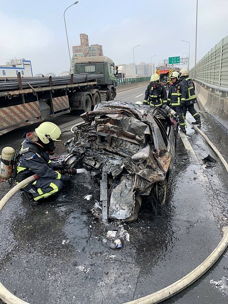 台中市清水區台61西濱快速道路北上153公里處,20日下午一輛自小客車疑因被後方混凝土車追撞,造成小客車起火燃燒,造成3死1傷。圖/台中市消防局提供