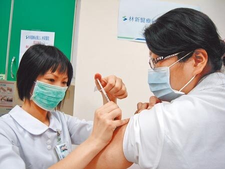 衛福部日前將醫護染疫補償金從35萬提高至100萬,即日起上路且可溯及過往。圖/中時資料照