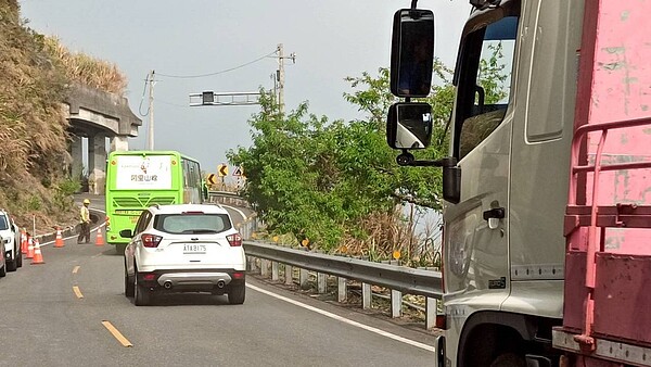 阿里山公路68K至69K下午3點搶通通車。圖/阿里山工務段提供