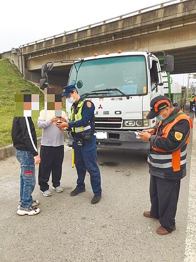 中壢監理站聯合警方在台61線針對大車稽查,舉發超載、超速及車輛規格不符等違規。圖/中壢監理站提供