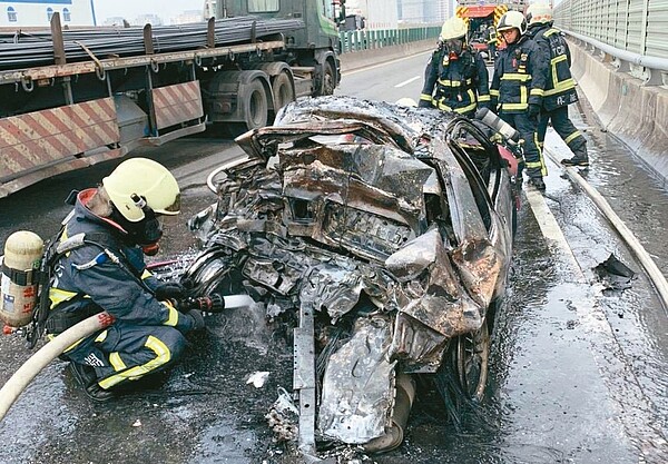 西濱快速道路台中清水路段20日發生重大車禍，一輛轎車疑被後方預拌混凝土車追撞，當場起火燃燒，車內兩人活活燒死。圖／台中市消防局提供