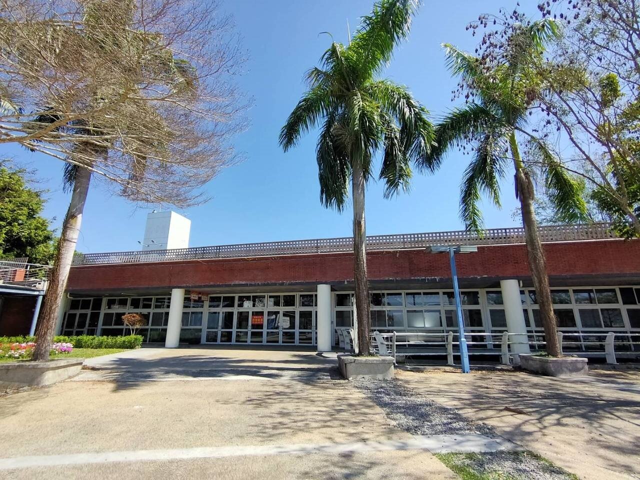 南投縣埔里鎮花卉物流中心歷經在地農會、委外經營不善成「蚊子館」,但前年起爭取活化,今年更決定以每年155萬元向農糧署承租。圖/聯合資料照