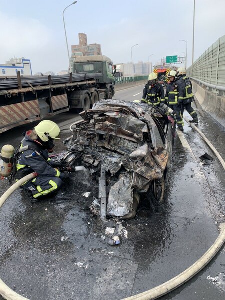西濱快速道路台中清水段昨天車禍，今天又增一人死亡，成三死車禍。圖／台中市消防局提供
