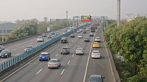 4月2日至4月5日為清明連假，為提早疏散掃墓車潮，高公局今天都實施單一費率再七折。圖／聯合資料照
