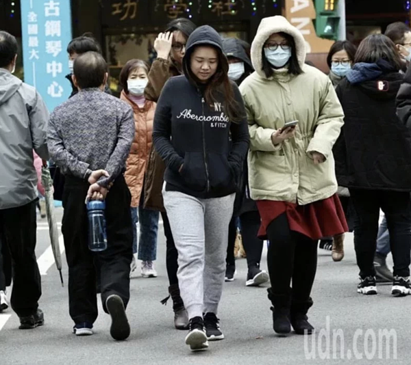 21日鋒面通過加上大陸冷氣團南下,北台灣最低溫逐漸下探至14度。圖/聯合報資料照片