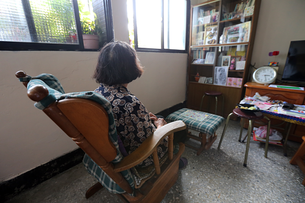 王奶奶的世界只有一隻老貓相伴，守著滿室孤寂，出門對她而言，是一件難如登天的事。記者許正宏／攝影