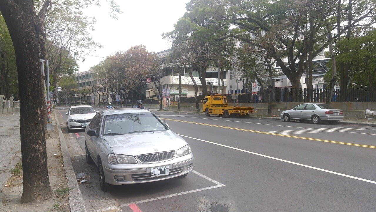 高雄市停車格政策將朝設路外停車場為主，路邊車格增設比率逐年減少。記者蔡孟妤／攝影 