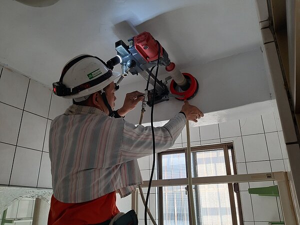 鑑定單位施作梁柱鑽心取樣鑑定作業。圖／新北市都市更新處提供
