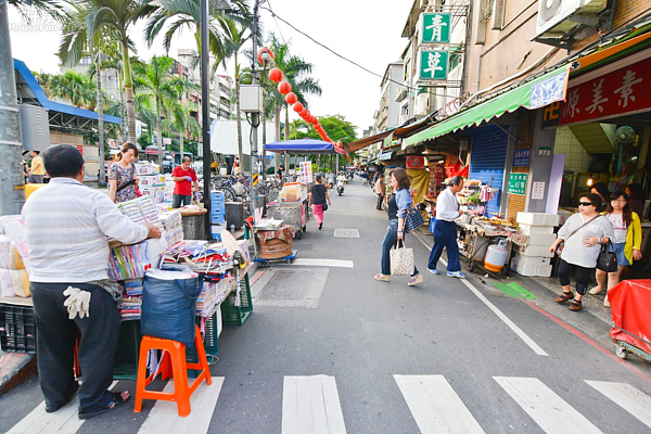 中山北路,捷運雙連站,捷運出口,入口,店面,小吃,紅豆餅,商家,中山地下街,攤販,路邊攤,違規擺攤。(好房news記者 陳韋帆/攝影)